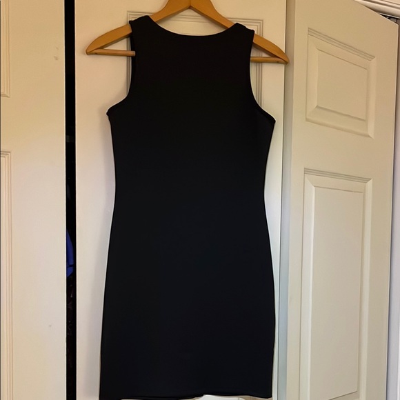 VENUS Black Sleeveless V-Neck Sheath Dress - Picture 5 of 9